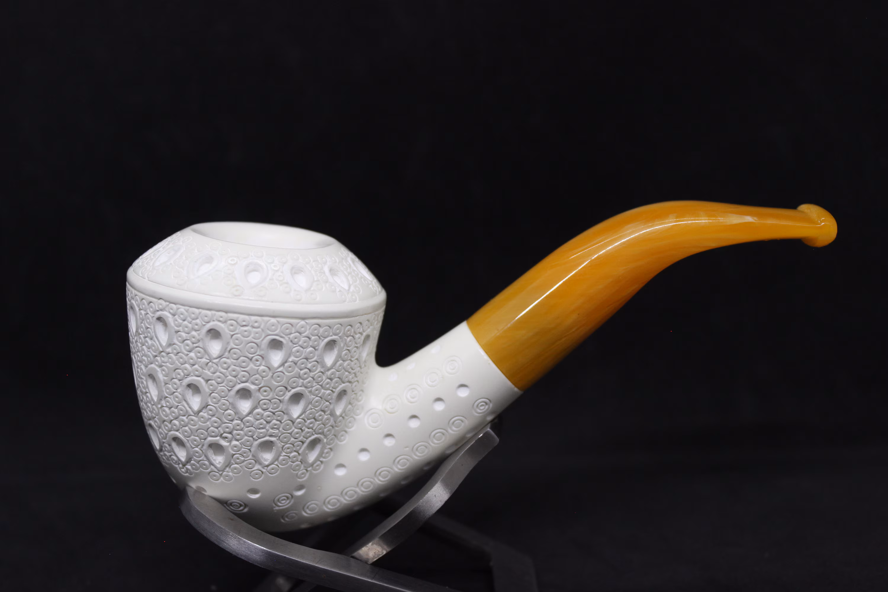 Ručně vyřezávaná mořská dýmka s dekorativním motivem a zakřiveným náustkem