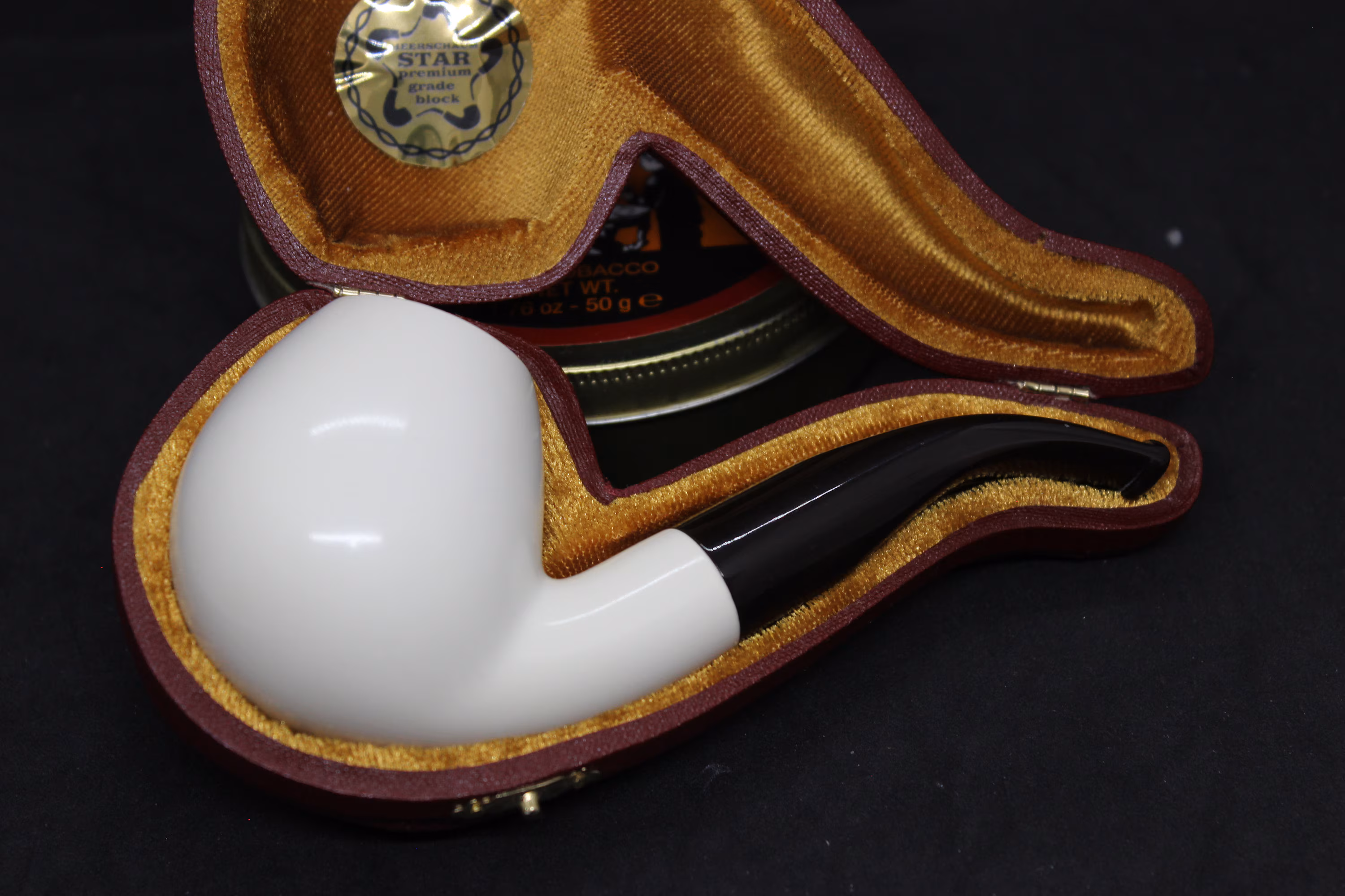 Klasická hladká mořská dýmka od Royal Meerschaum Pipes. Odpovídá částečně materiálu, bílé barvě mořské pěny a postupnému zbarvení patiny.