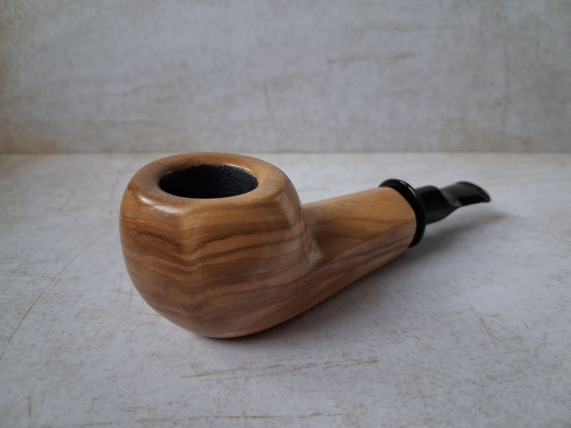 Dagaz Pipes č. 2 – ručně vyrobená dýmka z olivového dřeva