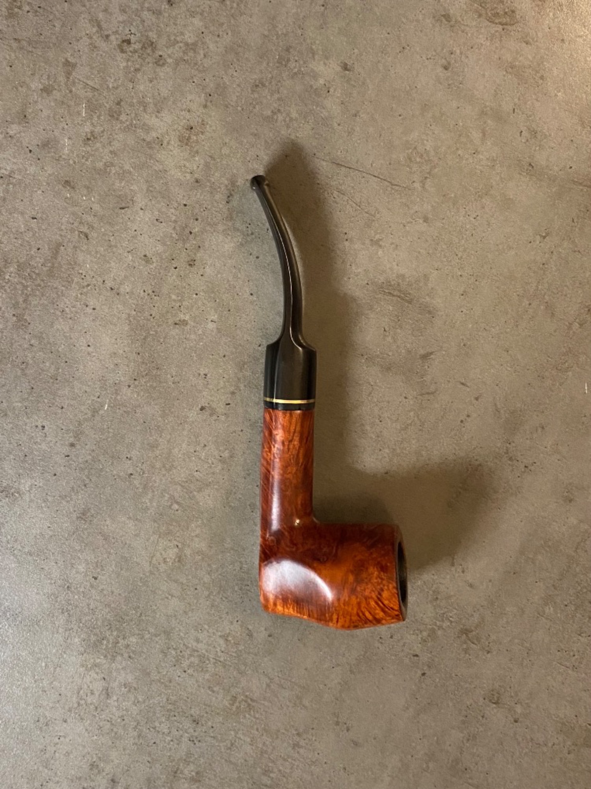 Dýmka Bent Rhodesian Sitter Volcano (Autorský freehand)